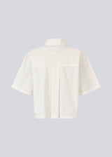 Short shirt with wide short sleeves. The VilbertMD shirt is made from 100% organic cotton and features classic details such as a collar, button closure, and chest pocket.