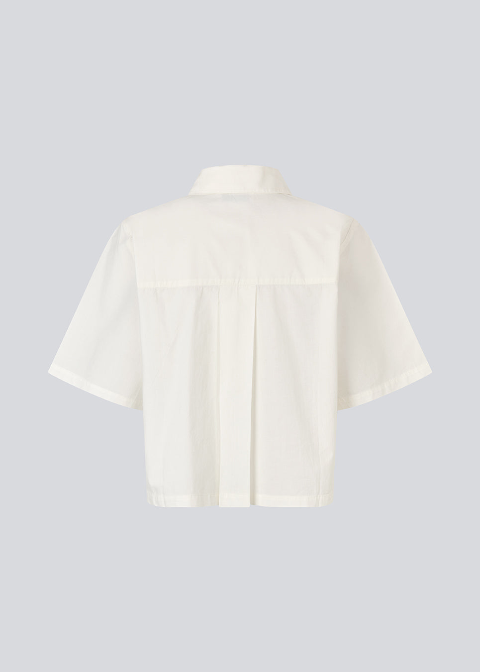 Short shirt with wide short sleeves. The VilbertMD shirt is made from 100% organic cotton and features classic details such as a collar, button closure, and chest pocket.