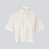 Short shirt with wide short sleeves. The VilbertMD shirt is made from 100% organic cotton and features classic details such as a collar, button closure, and chest pocket.