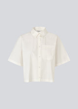 Short shirt with wide short sleeves. The VilbertMD shirt is made from 100% organic cotton and features classic details such as a collar, button closure, and chest pocket.