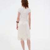 Ribbed white T-shirt with front buttons. The VilsonMD T-shirt features short sleeves, a fitted silhouette, and a hip-length cut. A modern and feminine T-shirt that combines classic details with a timeless, elegant look.