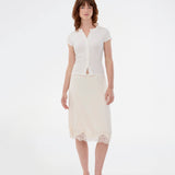 Ribbed white T-shirt with front buttons. The VilsonMD T-shirt features short sleeves, a fitted silhouette, and a hip-length cut. A modern and feminine T-shirt that combines classic details with a timeless, elegant look.
