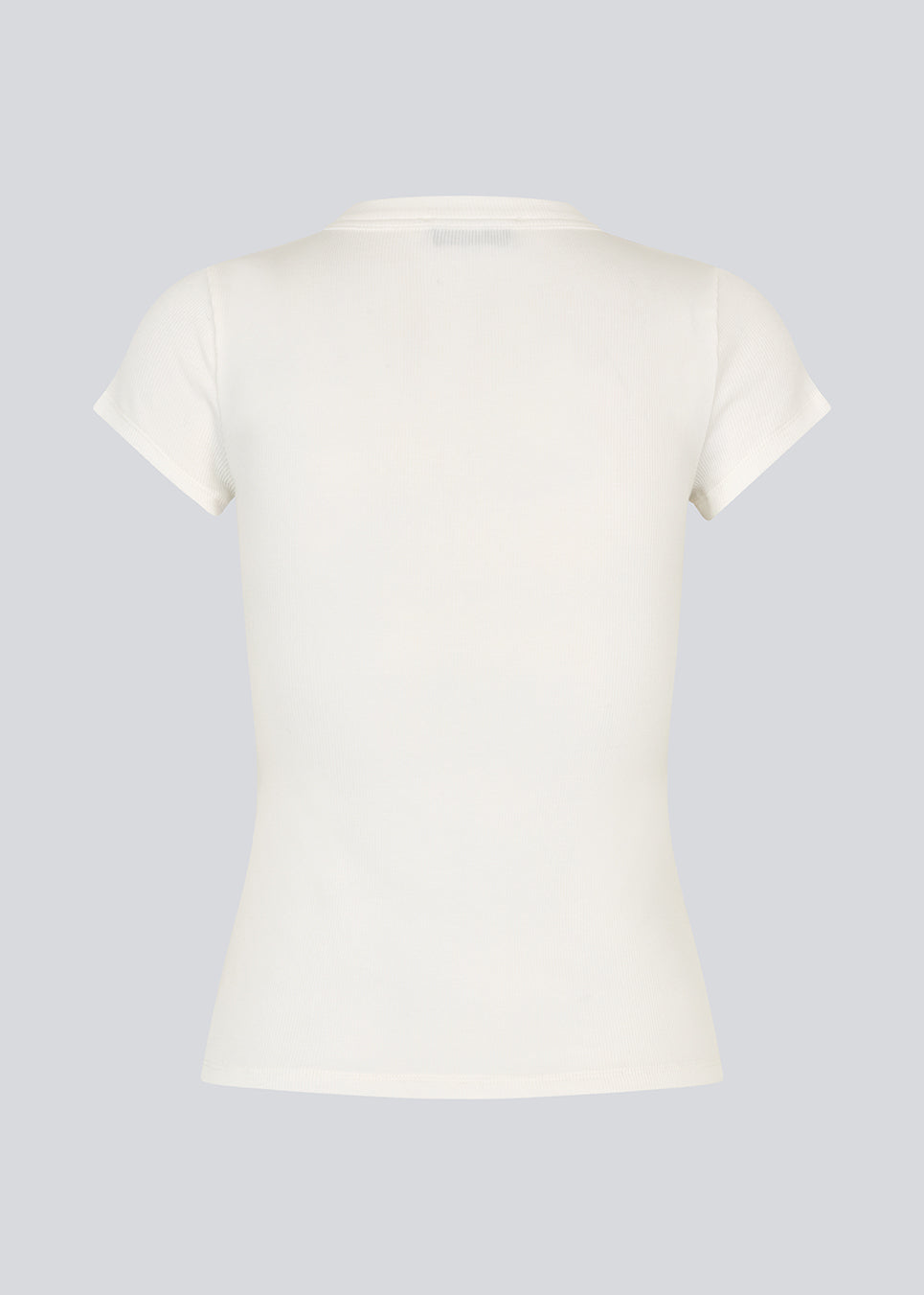 Ribbed white T-shirt with front buttons. The VilsonMD T-shirt features short sleeves, a fitted silhouette, and a hip-length cut. A modern and feminine T-shirt that combines classic details with a timeless, elegant look.
