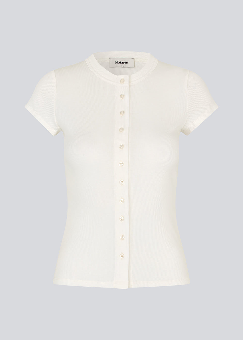Ribbed white T-shirt with front buttons. The VilsonMD T-shirt features short sleeves, a fitted silhouette, and a hip-length cut. A modern and feminine T-shirt that combines classic details with a timeless, elegant look.