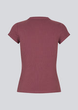 Ribbed T-shirt with front buttons. The VilsonMD T-shirt features short sleeves, a fitted silhouette, and a hip-length cut. A modern and feminine T-shirt that combines classic details with a timeless, elegant look.
