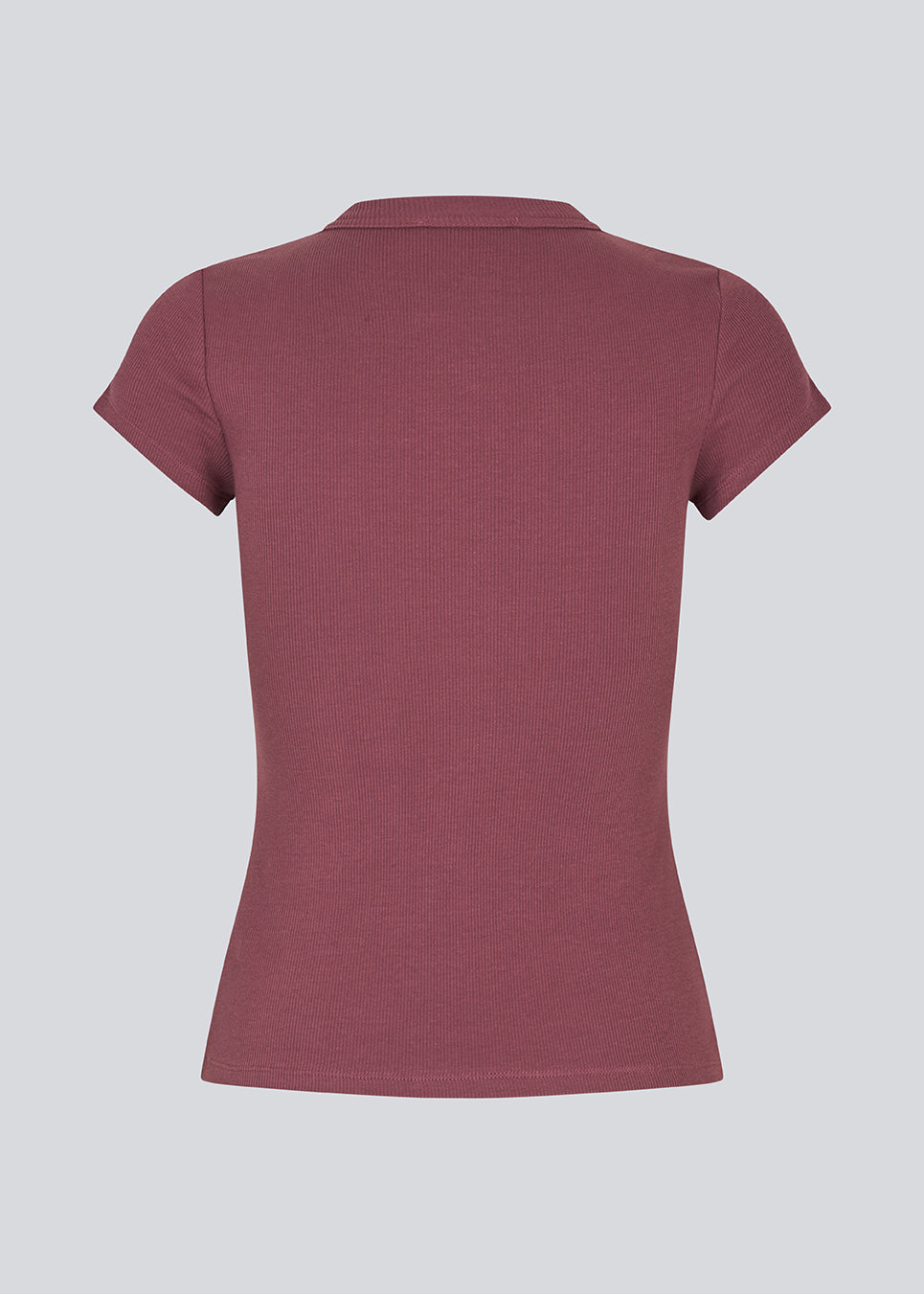 Ribbed T-shirt with front buttons. The VilsonMD T-shirt features short sleeves, a fitted silhouette, and a hip-length cut. A modern and feminine T-shirt that combines classic details with a timeless, elegant look.