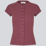 Ribbed T-shirt with front buttons. The VilsonMD T-shirt features short sleeves, a fitted silhouette, and a hip-length cut. A modern and feminine T-shirt that combines classic details with a timeless, elegant look.