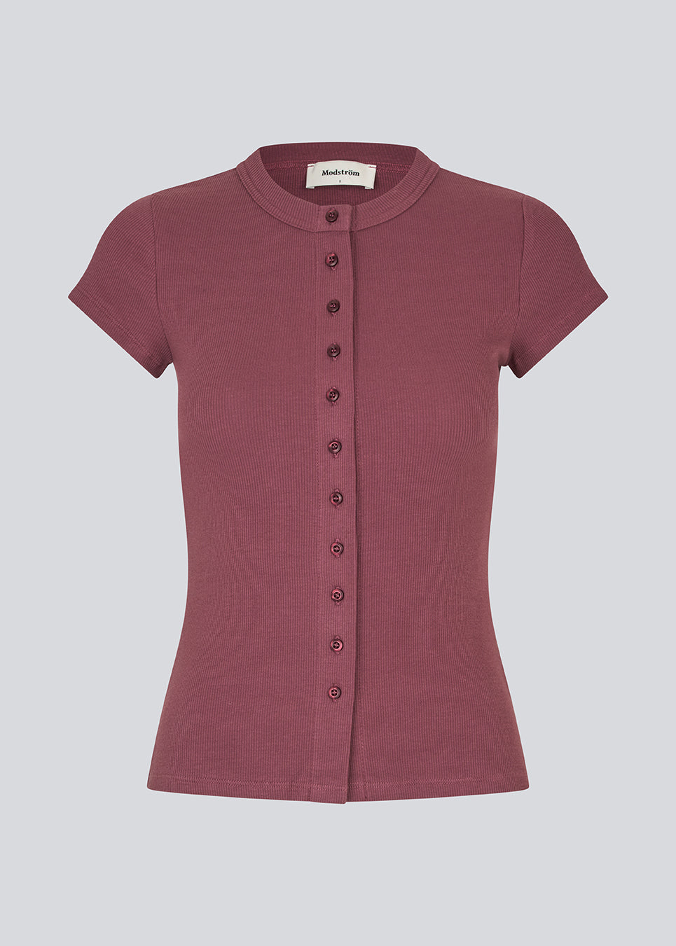 Ribbed T-shirt with front buttons. The VilsonMD T-shirt features short sleeves, a fitted silhouette, and a hip-length cut. A modern and feminine T-shirt that combines classic details with a timeless, elegant look.