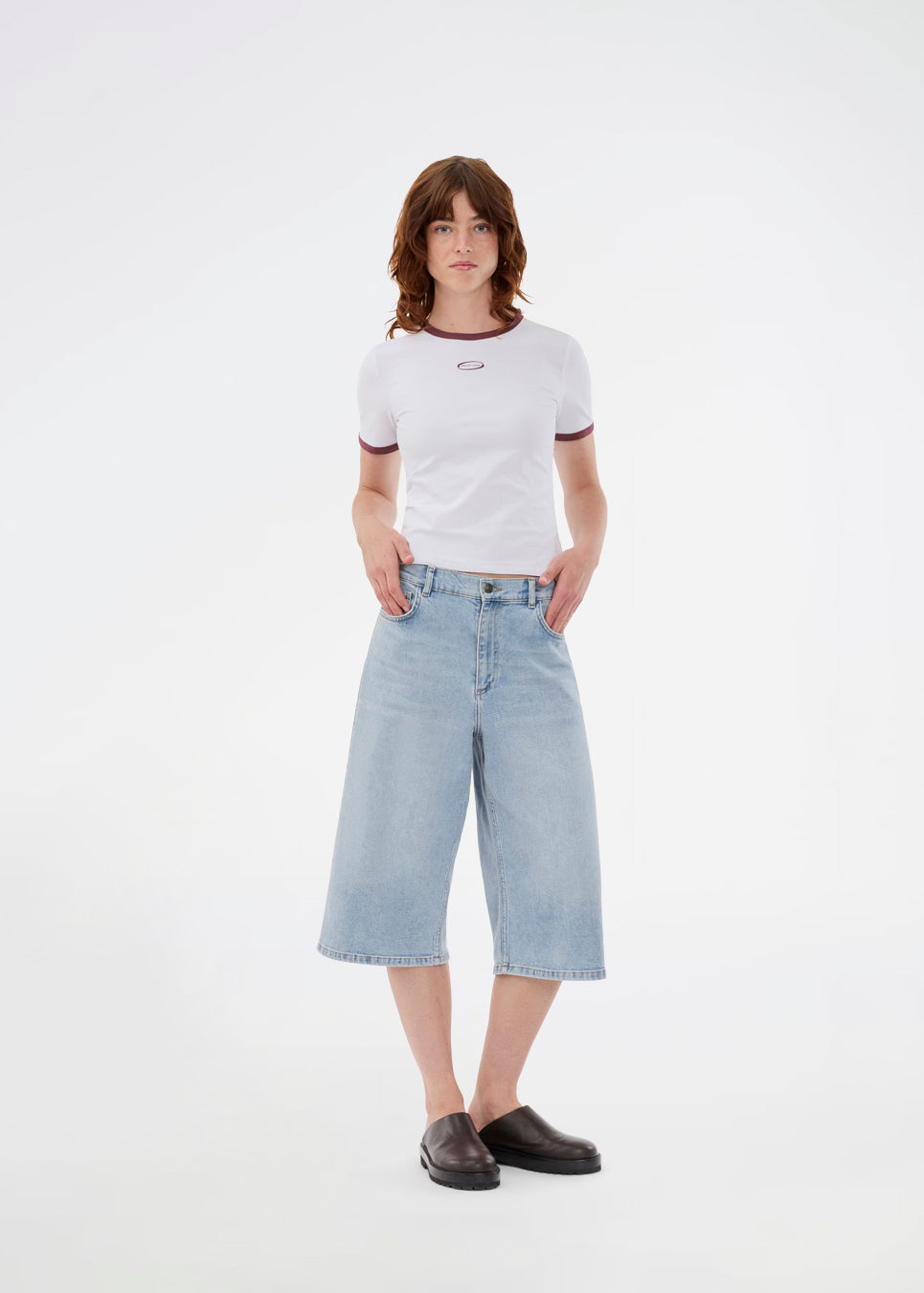 Cool and relaxed denim shorts in a light wash. The Vitomd Long Shorts feature a classic five-pocket design. The loose fit and knee-length cut create a trendy, effortless look. 
