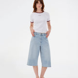 Cool and relaxed denim shorts in a light wash. The Vitomd Long Shorts feature a classic five-pocket design. The loose fit and knee-length cut create a trendy, effortless look. 