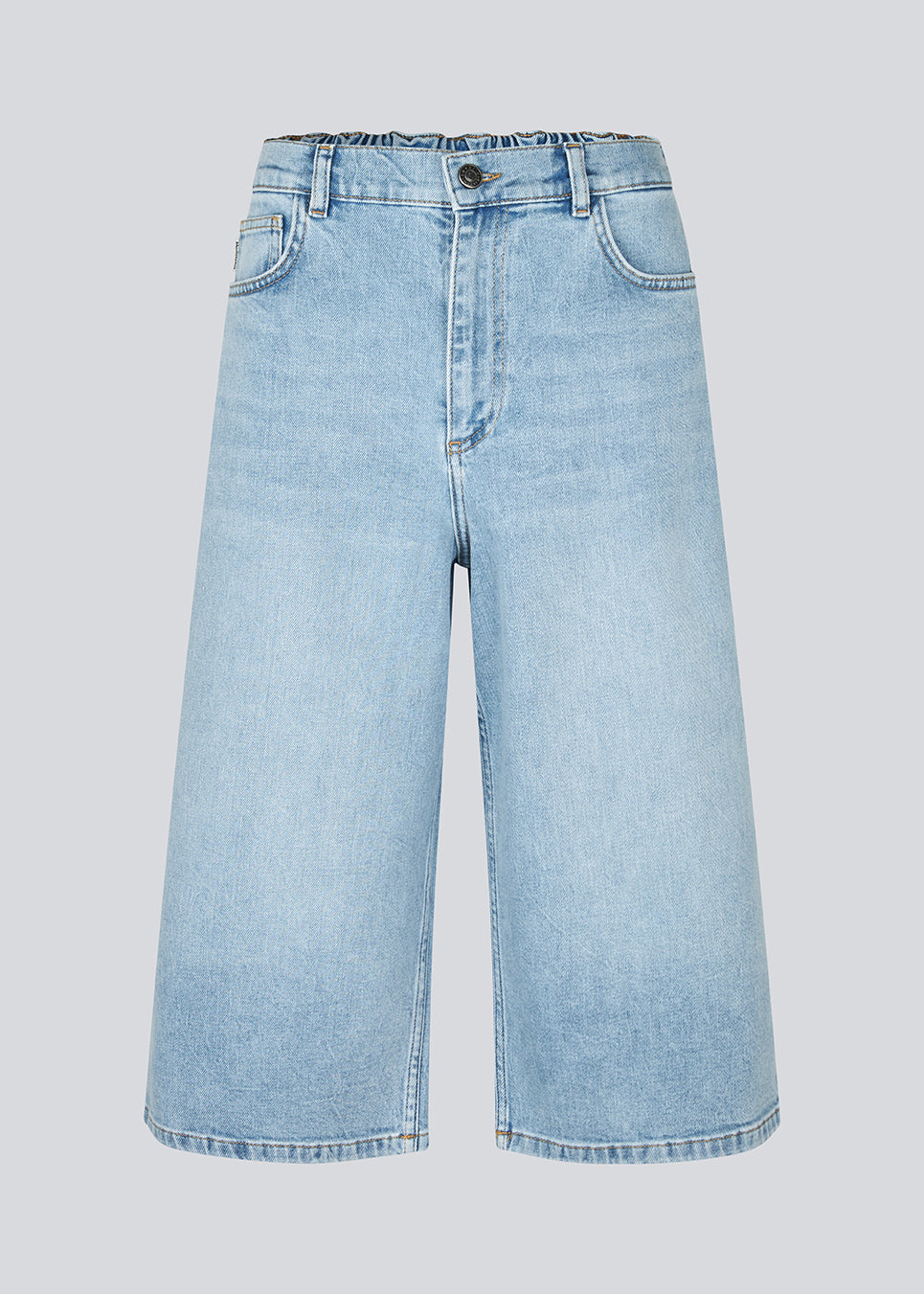 Cool and relaxed denim shorts in a light wash. The Vitomd Long Shorts feature a classic five-pocket design. The loose fit and knee-length cut create a trendy, effortless look. 