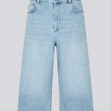 Cool and relaxed denim shorts in a light wash. The Vitomd Long Shorts feature a classic five-pocket design. The loose fit and knee-length cut create a trendy, effortless look. 