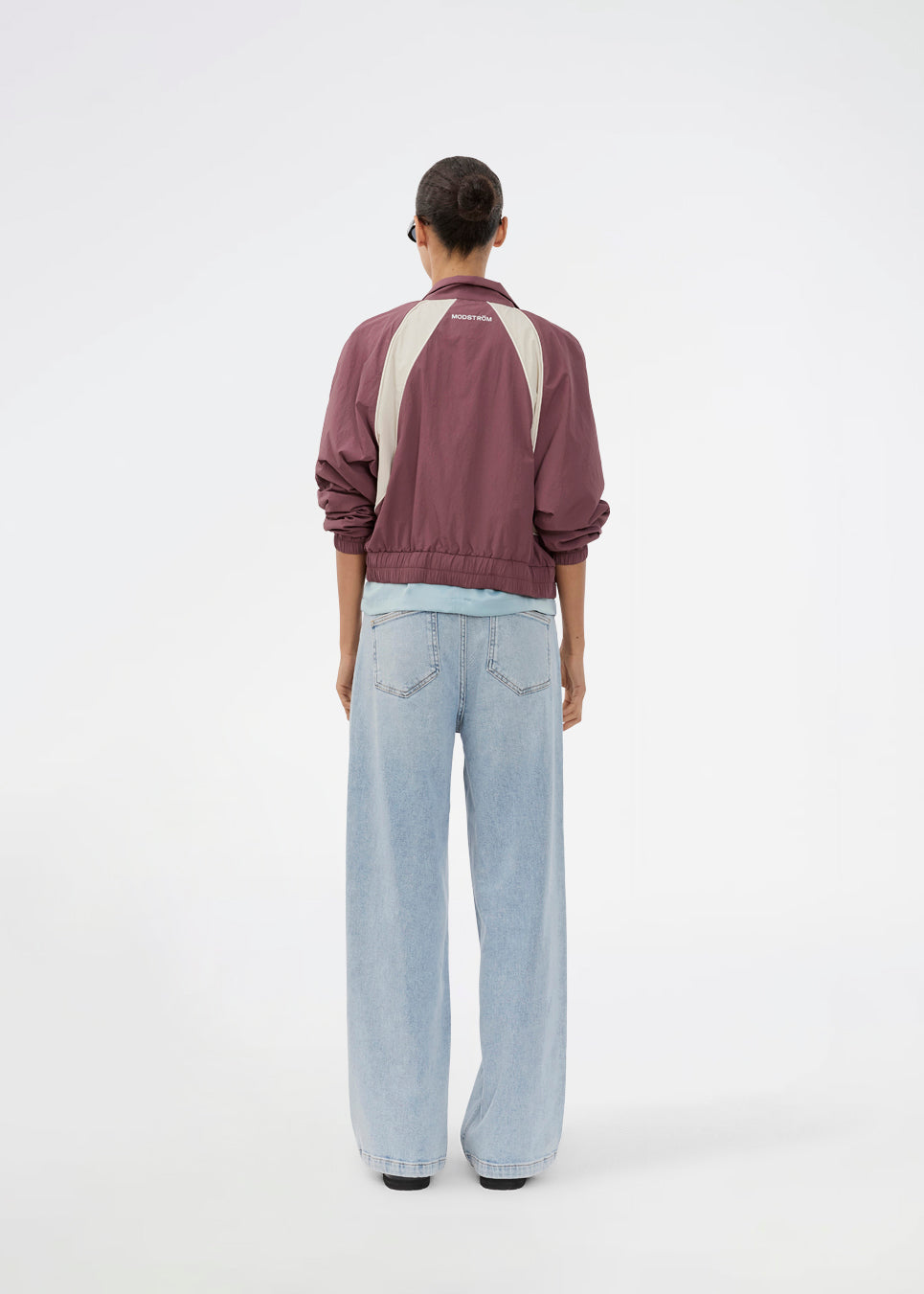 Tracksuit jacket in purple in 100% recycled nylon. Volmermd jacket has contrast panels, a high neck and a zipperclosure in front.