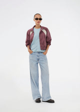 Tracksuit jacket in purple in 100% recycled nylon. Volmermd jacket has contrast panels, a high neck and a zipperclosure in front.