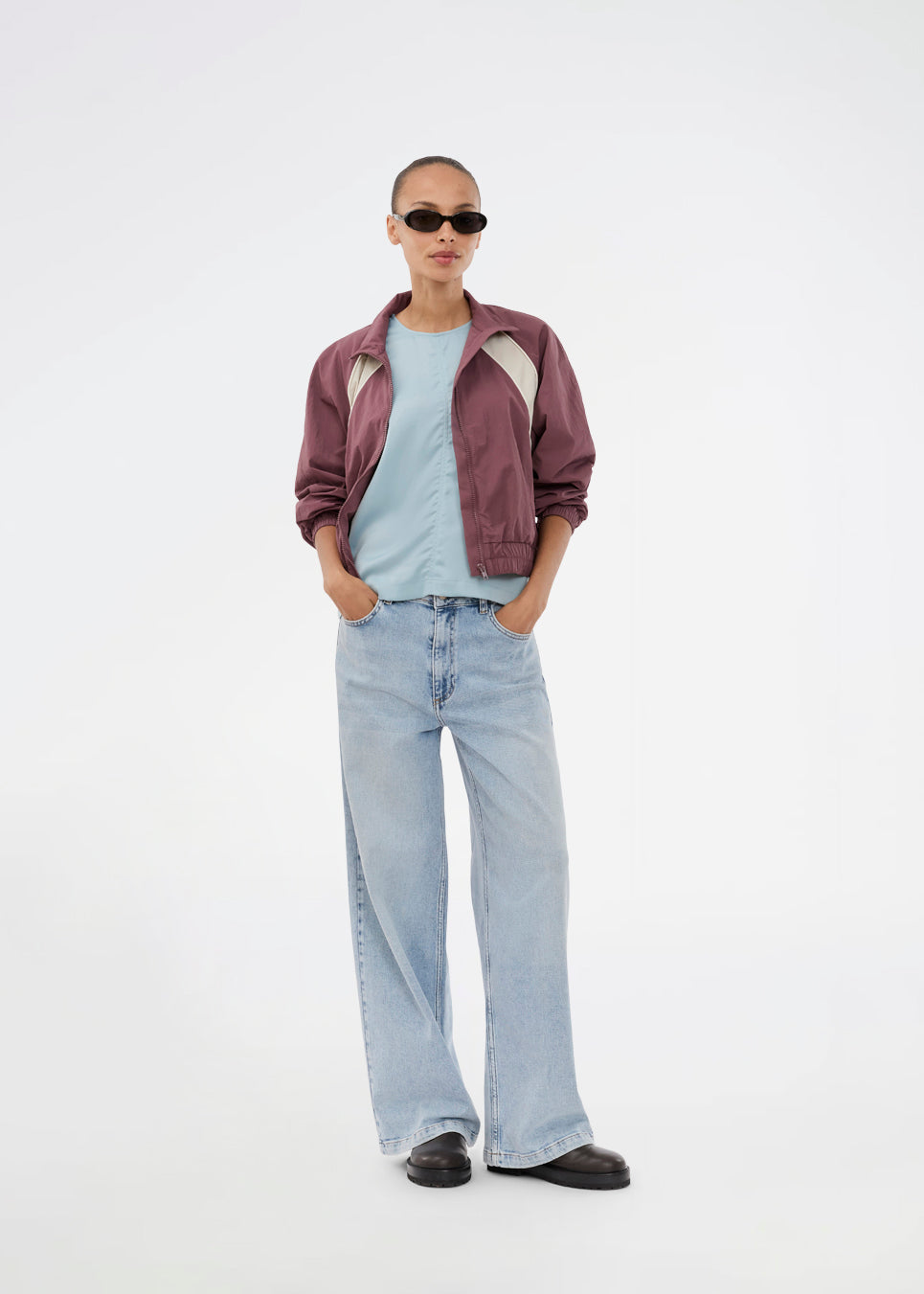 Tracksuit jacket in purple in 100% recycled nylon. Volmermd jacket has contrast panels, a high neck and a zipperclosure in front.