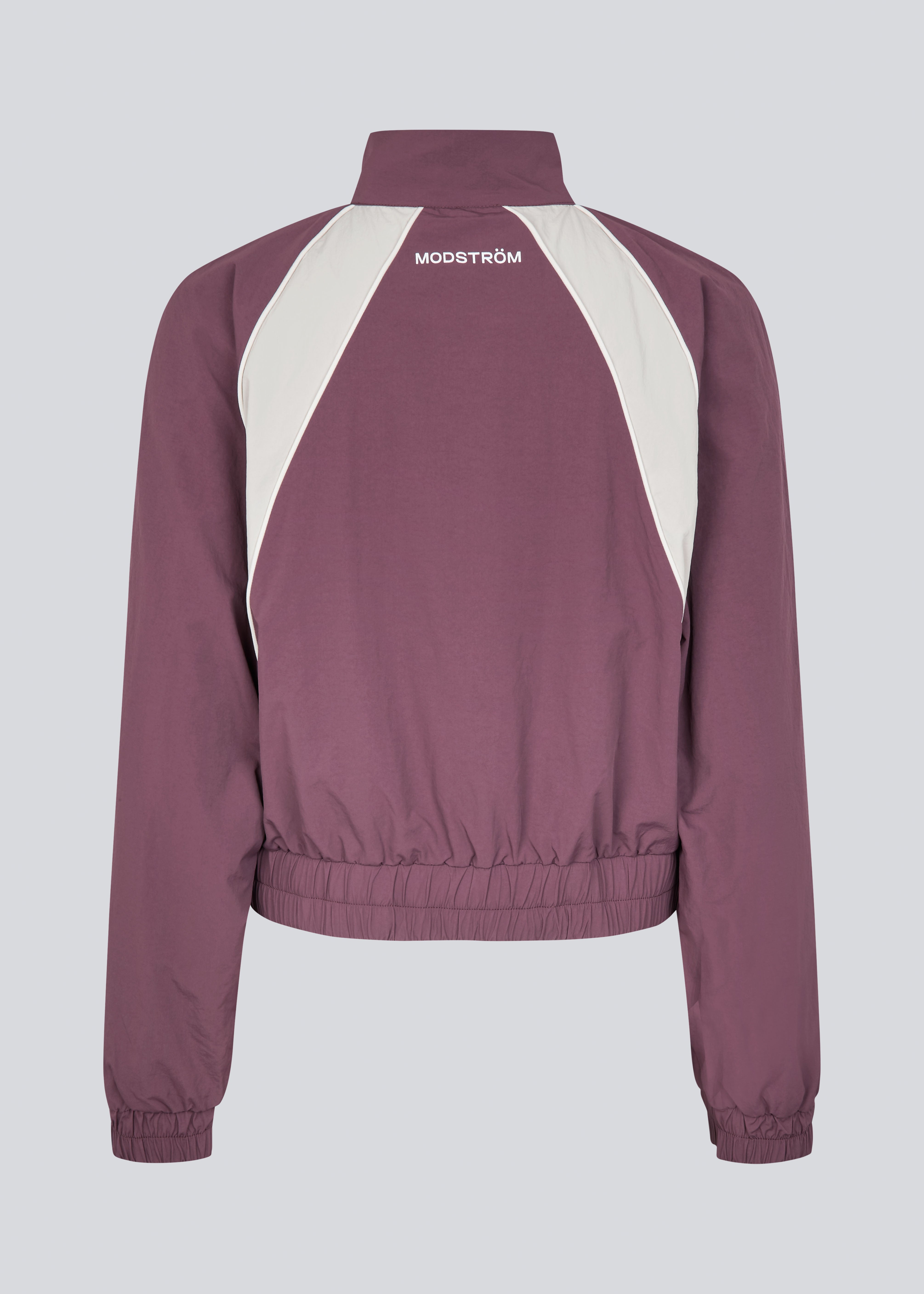 Tracksuit jacket in purple in 100% recycled nylon. Volmermd jacket has contrast panels, a high neck and a zipperclosure in front.