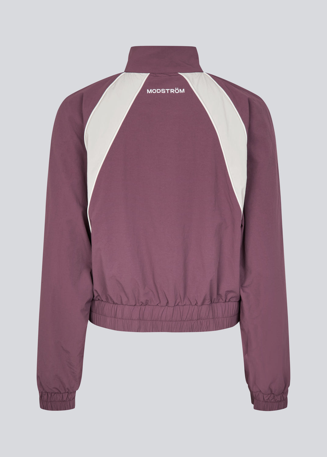 Tracksuit jacket in purple in 100% recycled nylon. Volmermd jacket has contrast panels, a high neck and a zipperclosure in front.