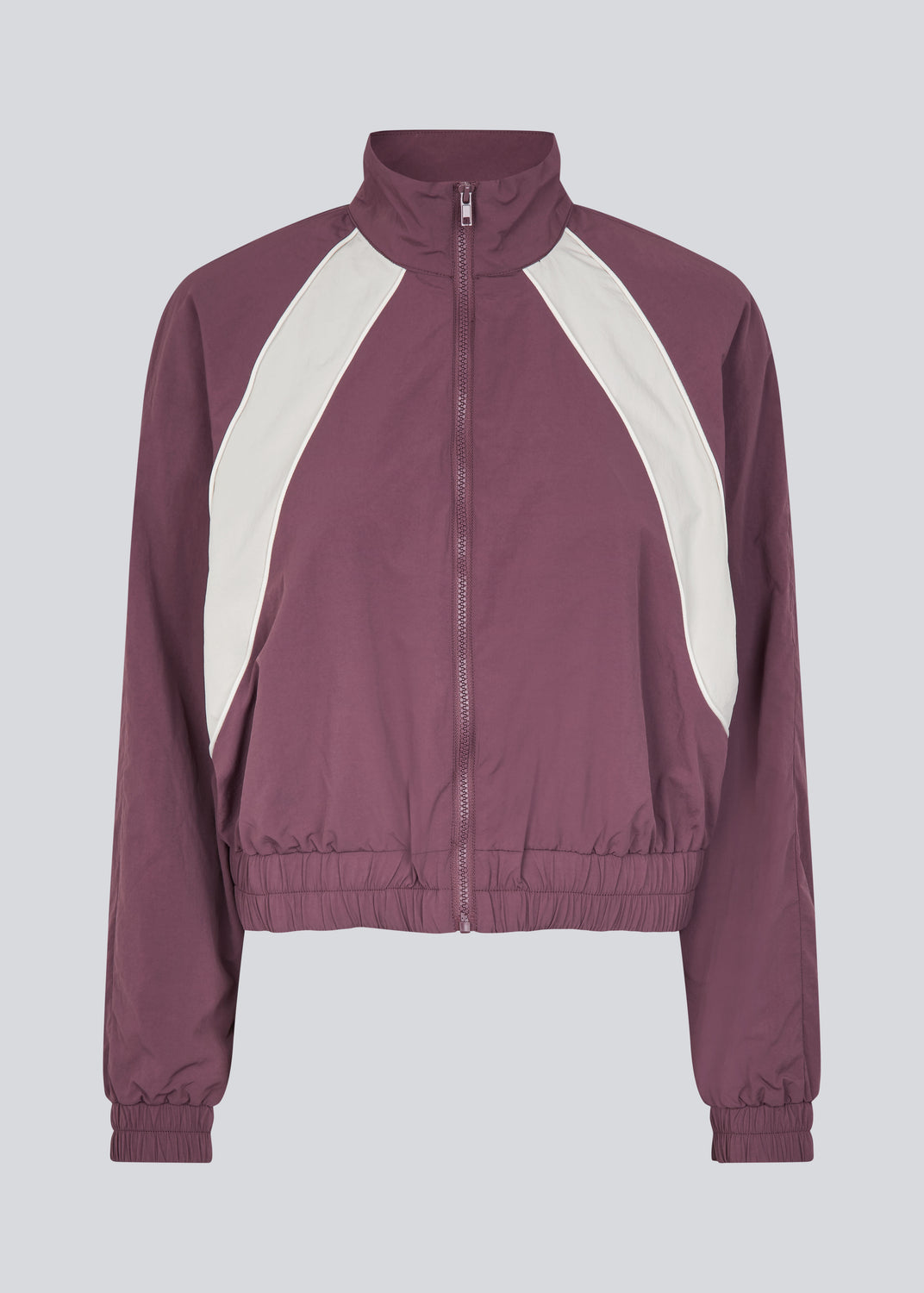 Tracksuit jacket in purple in 100% recycled nylon. Volmermd jacket has contrast panels, a high neck and a zipperclosure in front.