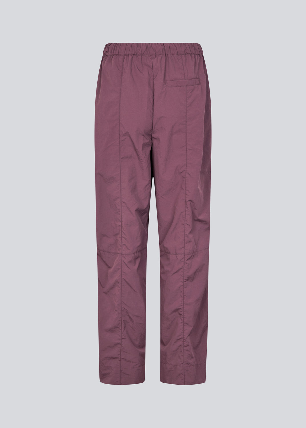 Tracksuitpants in purple in 100% recycled nylon. Volmermd pants have piping along the sideseam and cutline details for a sporty look.
