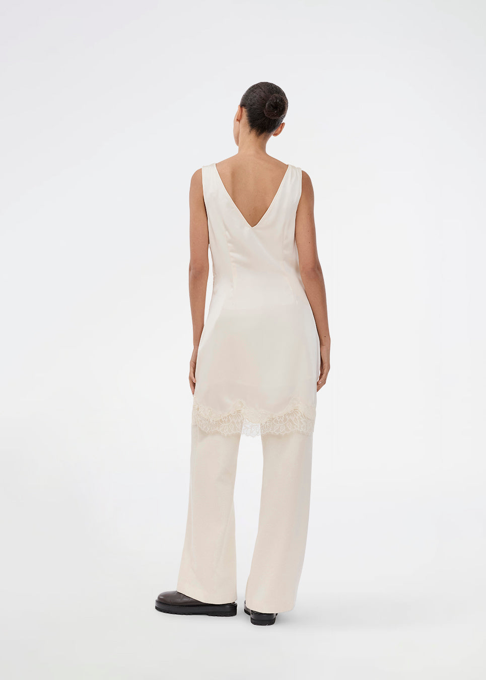 Short satin dress in white/cream with lace details. Vuemd dress features wide straps, a crossed detail at the bust, and a hidden side zip. Elegant and feminine – ideal for both everyday wear and special occasions.