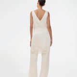 Short satin dress in white/cream with lace details. Vuemd dress features wide straps, a crossed detail at the bust, and a hidden side zip. Elegant and feminine – ideal for both everyday wear and special occasions.