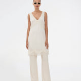 Short satin dress in white/cream with lace details. Vuemd dress features wide straps, a crossed detail at the bust, and a hidden side zip. Elegant and feminine – ideal for both everyday wear and special occasions.