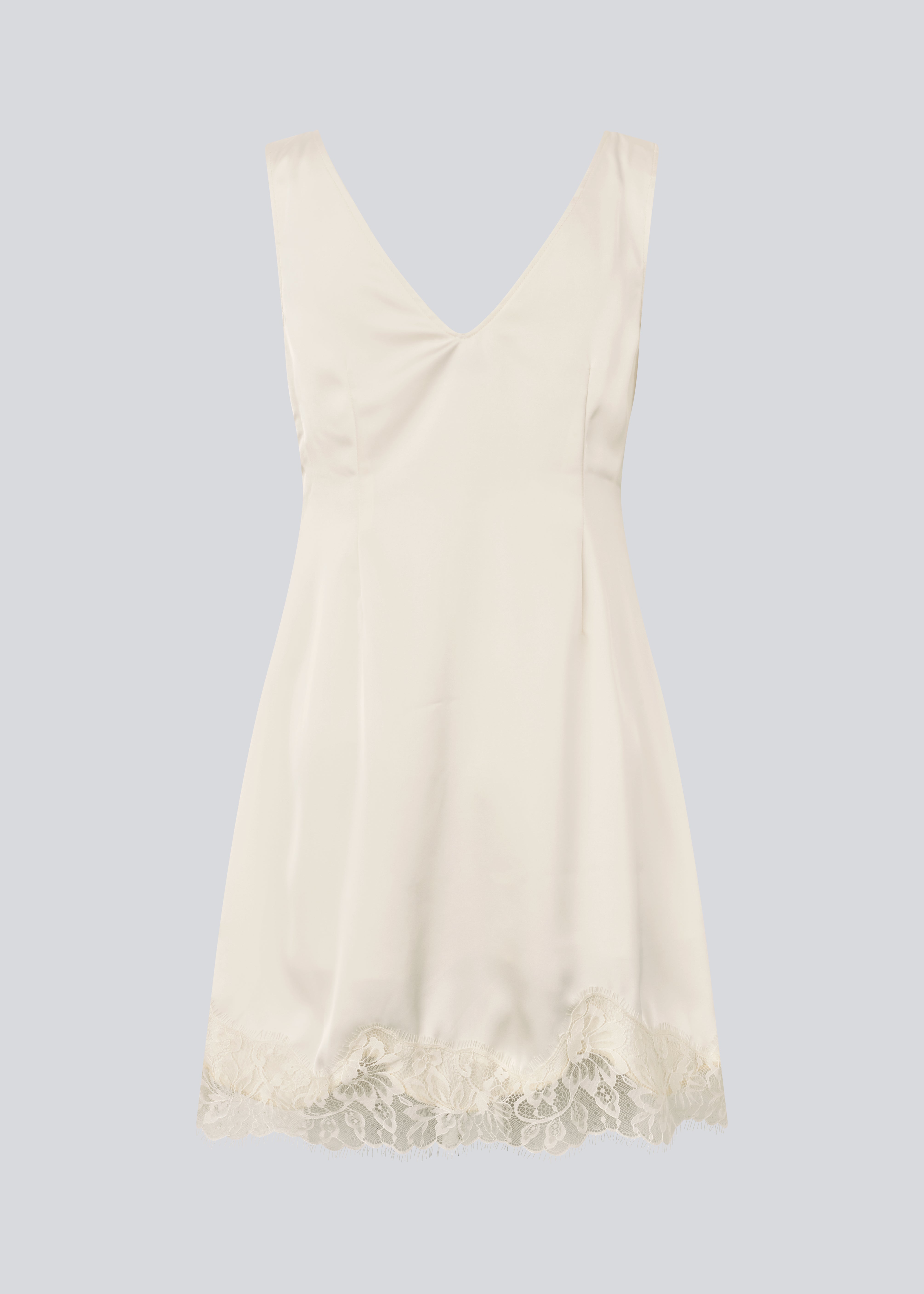 Short satin dress in white/cream with lace details. Vuemd dress features wide straps, a crossed detail at the bust, and a hidden side zip. Elegant and feminine – ideal for both everyday wear and special occasions.
