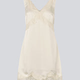 Short satin dress in white/cream with lace details. Vuemd dress features wide straps, a crossed detail at the bust, and a hidden side zip. Elegant and feminine – ideal for both everyday wear and special occasions.