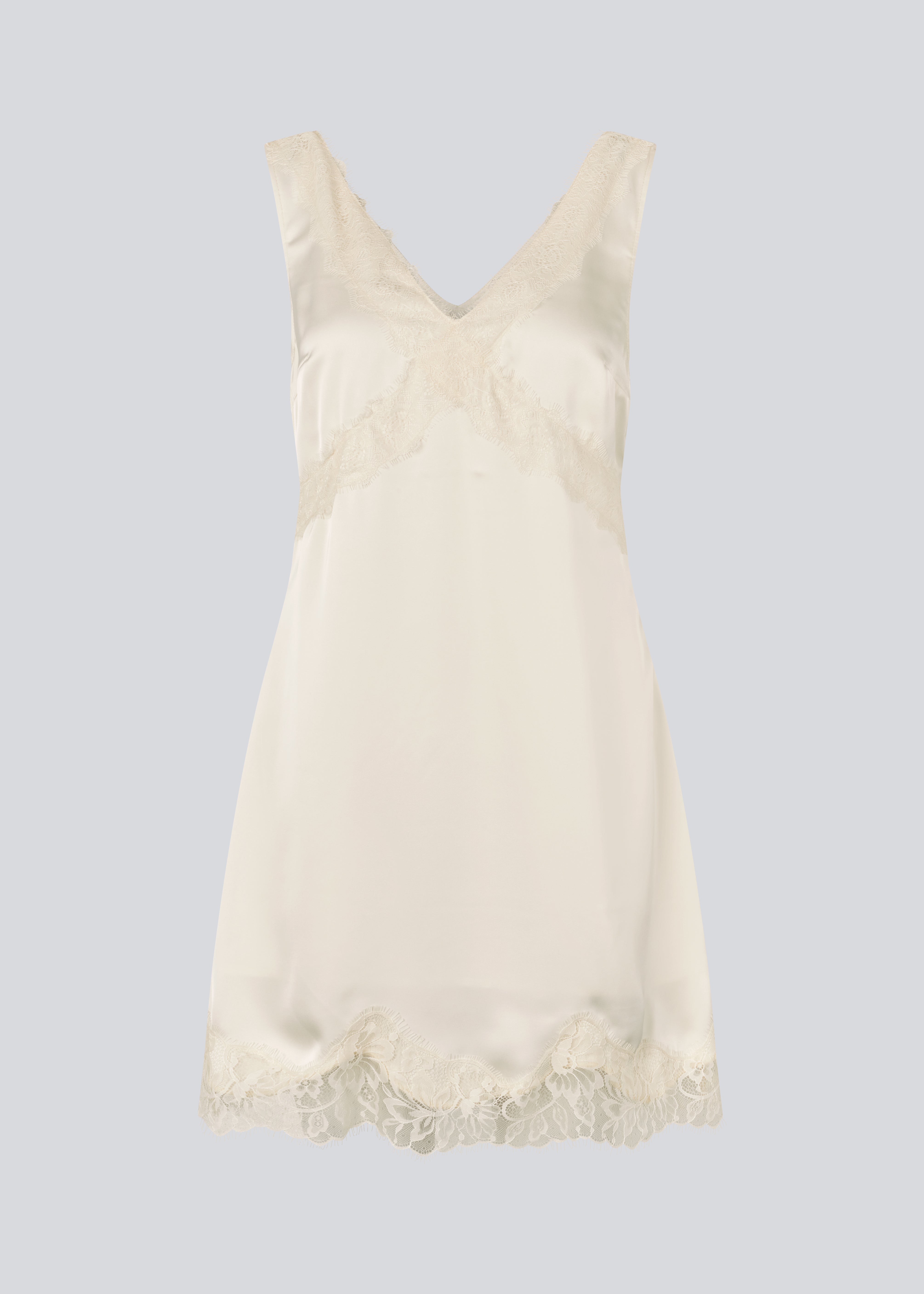 Short satin dress in white/cream with lace details. Vuemd dress features wide straps, a crossed detail at the bust, and a hidden side zip. Elegant and feminine – ideal for both everyday wear and special occasions.