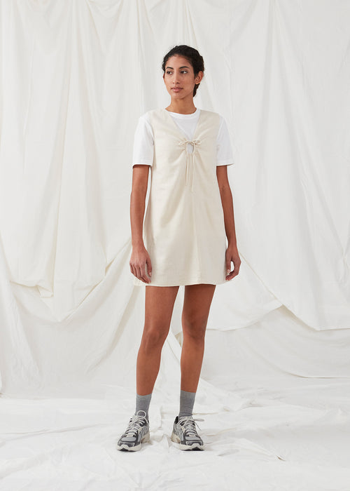 Short dress in a linen blend with an A-line silhouette. DaynaMD dress is sleveless, and features a deep v-neckline with cut out details and ties. The model is 177 cm and wears a size S/36.
