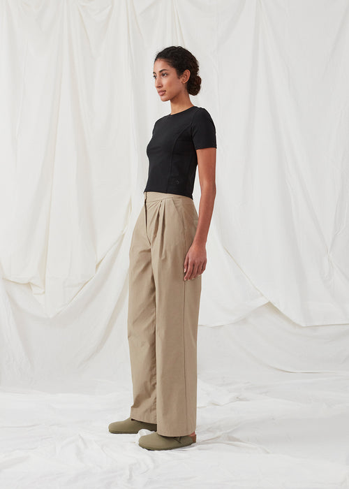 Suit pants in a cotton blend with a relaxed silhouette and wide legs. DeenMD pants have a medium waist, zip fly, and pleats at the front. The model is 177 cm and wears a size S/36.