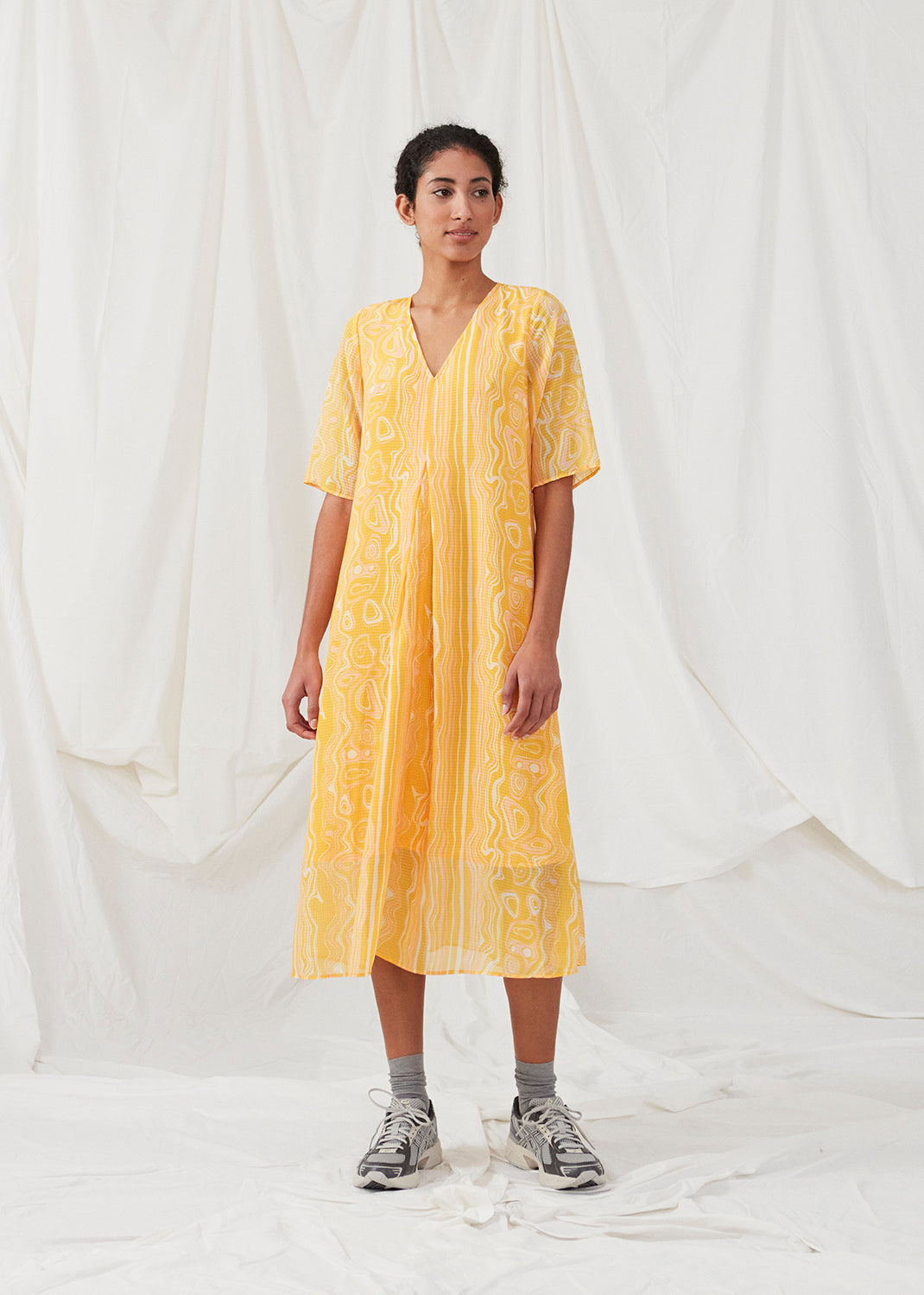 Long dress designed for a loose fit in a recycled material. DonteMD long print dress has short wide sleeves, v-neck, and a pleat in front. Lined. The model is 177 cm and wears a size S/36.