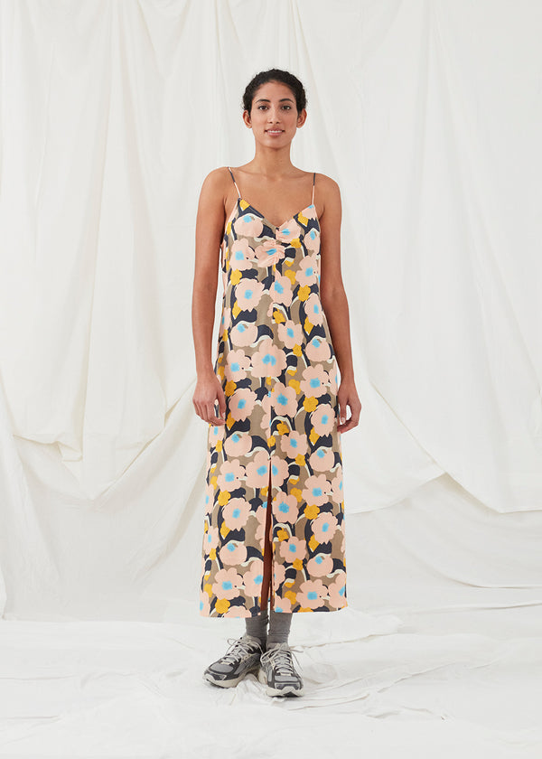 Midi dress in a relaxed fit and floral print. DustinMD print strap dress has a v-neck with ruched details in the center, narrow straps, and zipper in the back. Slit in front. The model is 177 cm and wears a size S/36.  Material: