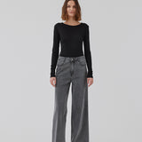 HarperMD LS top in black is a slim-fitting top with long sleeves and a round neck made from a thin, soft jersey. The model is 175 cm and wears a size S/36.