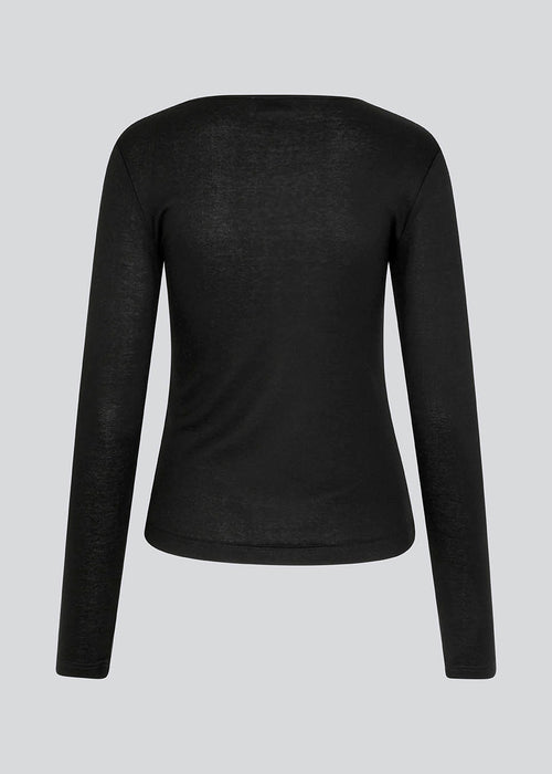 HarperMD LS top in black is a slim-fitting top with long sleeves and a round neck made from a thin, soft jersey. The model is 175 cm and wears a size S/36.