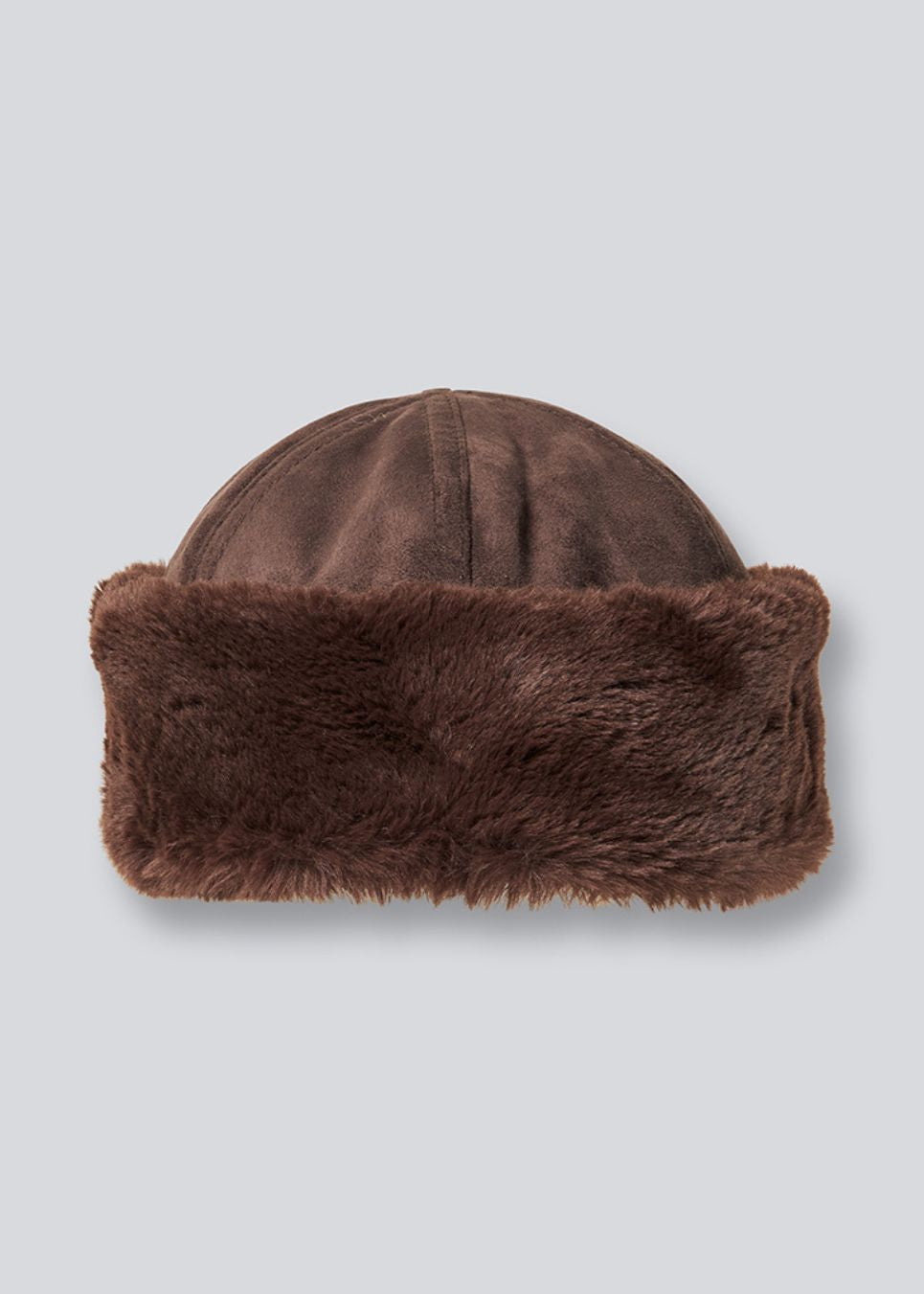 Brown hat in a soft faux suede material with faux fur details. Feddiemd hat has a wide and folded edge.
