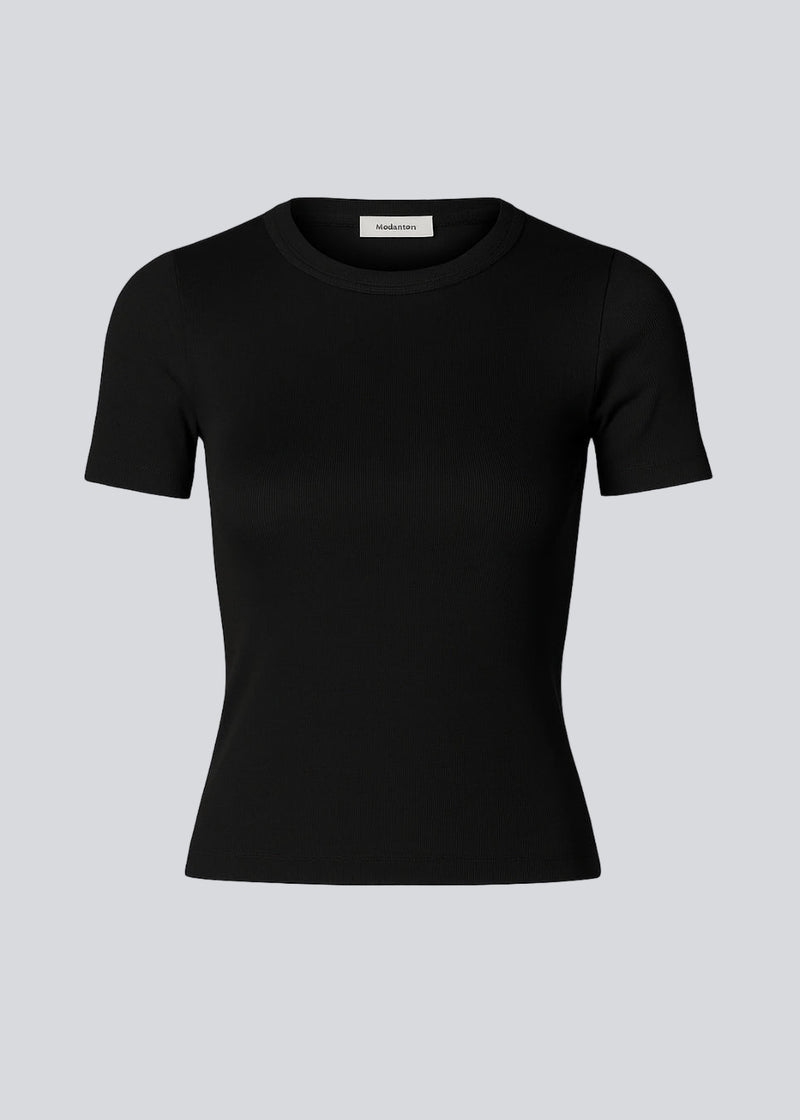 Basic t-shirt in black in soft cotton rib with stretch. Igormd short t-shirt has a tight fit with short sleeves.&nbsp;
