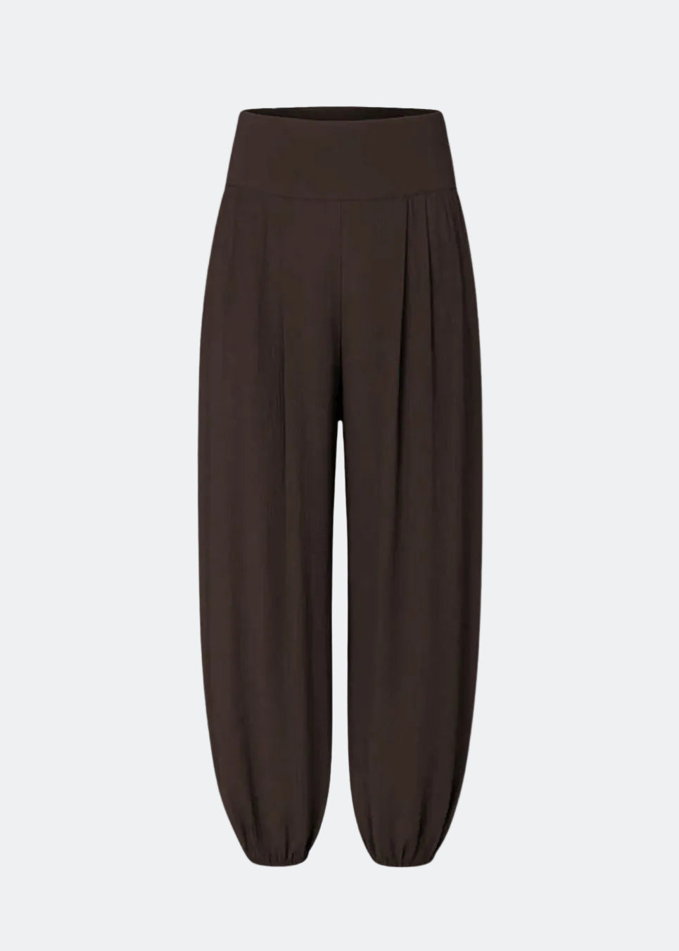 Balloon pants in black with a relaxed fit, made from 100% recycled polyester. Tullemd pants have an invisible side zipper, side pockets, and elastic at the leg hems.
