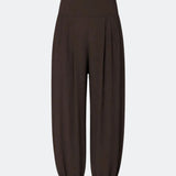 Balloon pants in black with a relaxed fit, made from 100% recycled polyester. Tullemd pants have an invisible side zipper, side pockets, and elastic at the leg hems.
