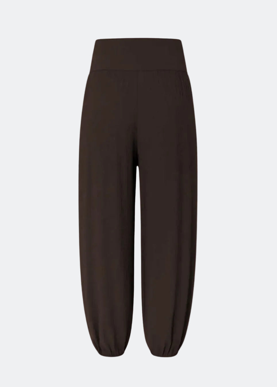 Balloon pants in black with a relaxed fit, made from 100% recycled polyester. Tullemd pants have an invisible side zipper, side pockets, and elastic at the leg hems.
