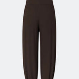 Balloon pants in black with a relaxed fit, made from 100% recycled polyester. Tullemd pants have an invisible side zipper, side pockets, and elastic at the leg hems.
