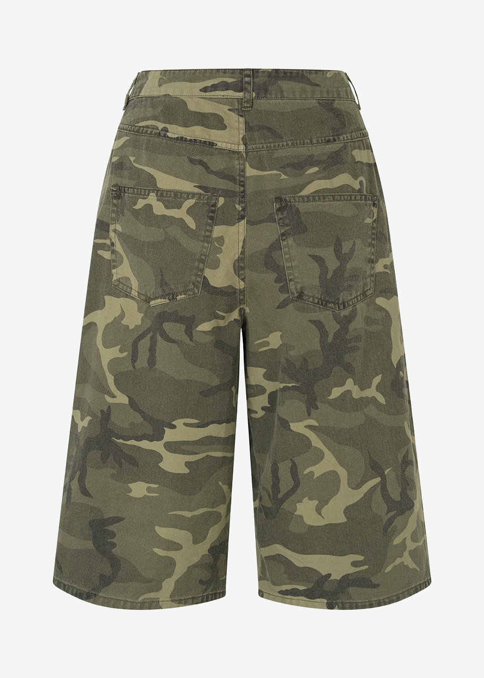 Long cargo shorts in camouflage print. The AthenaMD Long Shorts are made from cotton denim and feature pockets, belt loops, and a button-and-zip fly closure. A modern and stylish choice for relaxed summer looks.