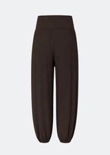 Balloon pants in black with a relaxed fit, made from 100% recycled polyester. Tullemd pants have an invisible side zipper, side pockets, and elastic at the leg hems.
