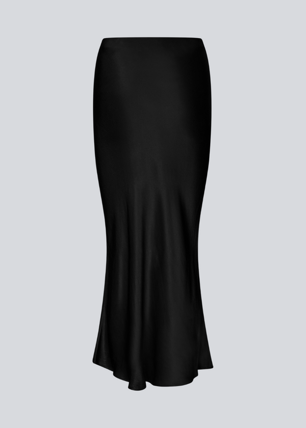 Black long wide satin skirt. Parveenmd skirt has an elastic waistband. The model is 175 cm and wears a size s/36.