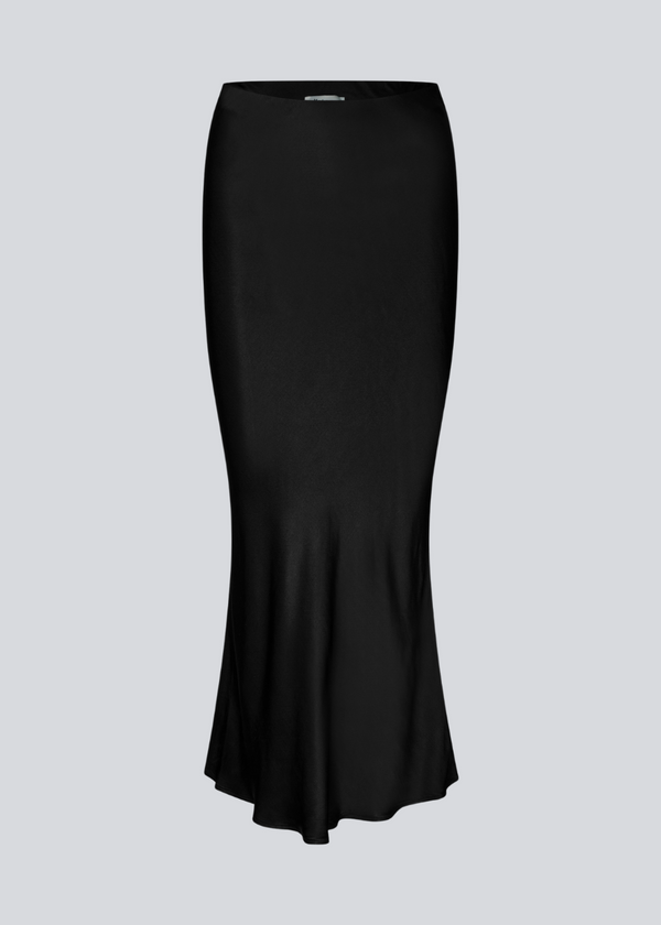 Black long wide satin skirt. Parveenmd skirt has an elastic waistband. The model is 175 cm and wears a size s/36.