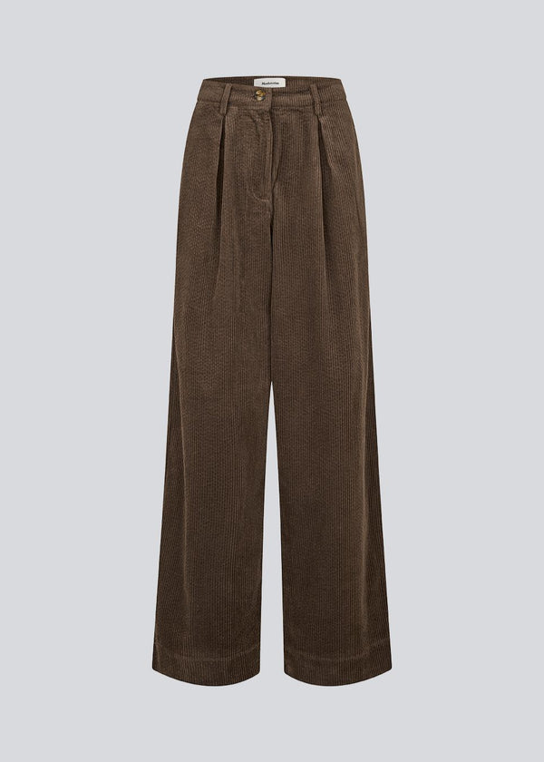 Suit trousers with pleats in corduroy. Pablomd wide pants has long wide legs with sidepockets.