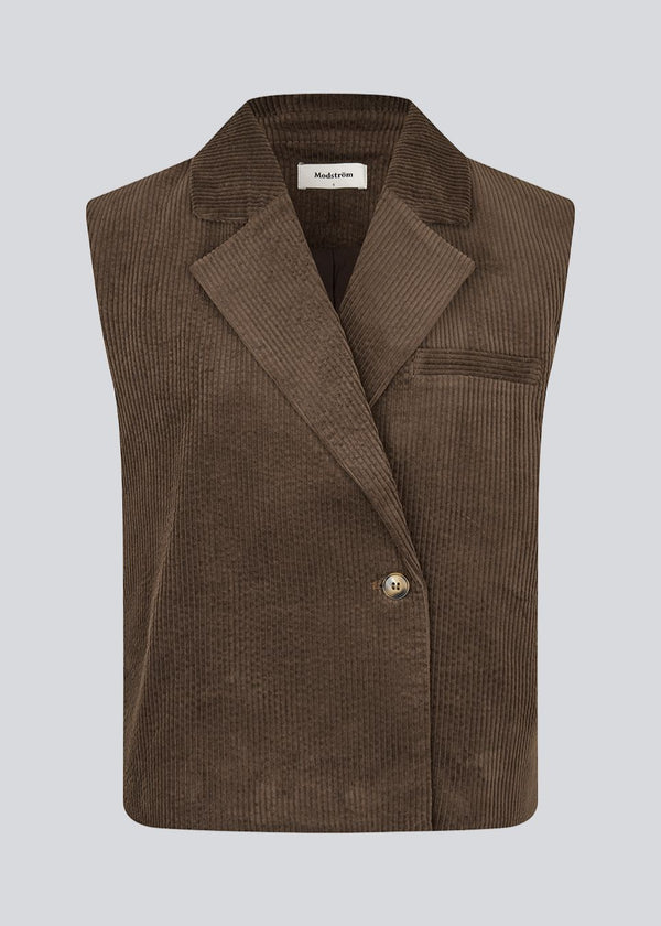Sleek vest in soft corduroy. The Roycemd vest features a modern asymmetric closure and a single chest pocket – a versatile layering piece that’s easy to style.