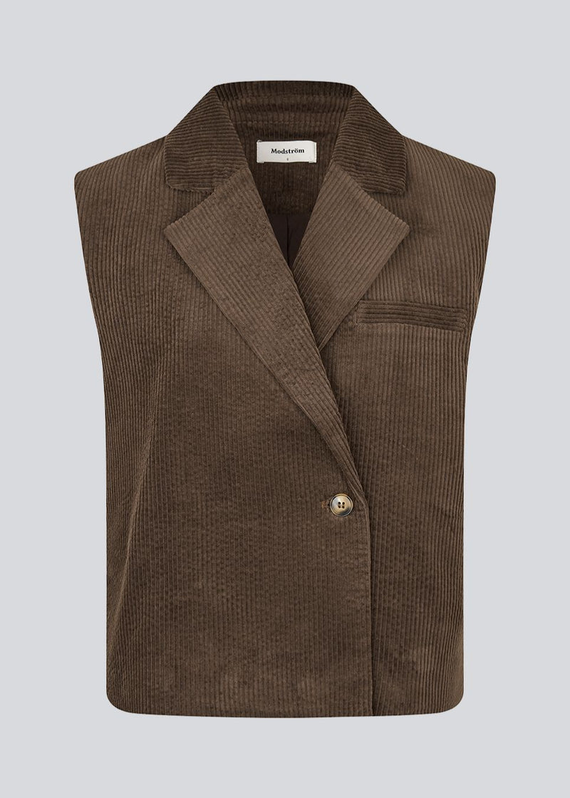 Sleek vest in soft corduroy. The Roycemd vest features a modern asymmetric closure and a single chest pocket – a versatile layering piece that’s easy to style.