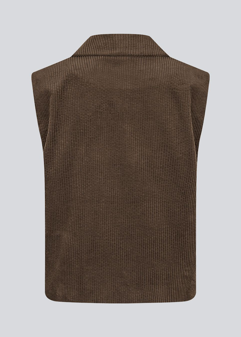 Sleek vest in soft corduroy. The Roycemd vest features a modern asymmetric closure and a single chest pocket – a versatile layering piece that’s easy to style.