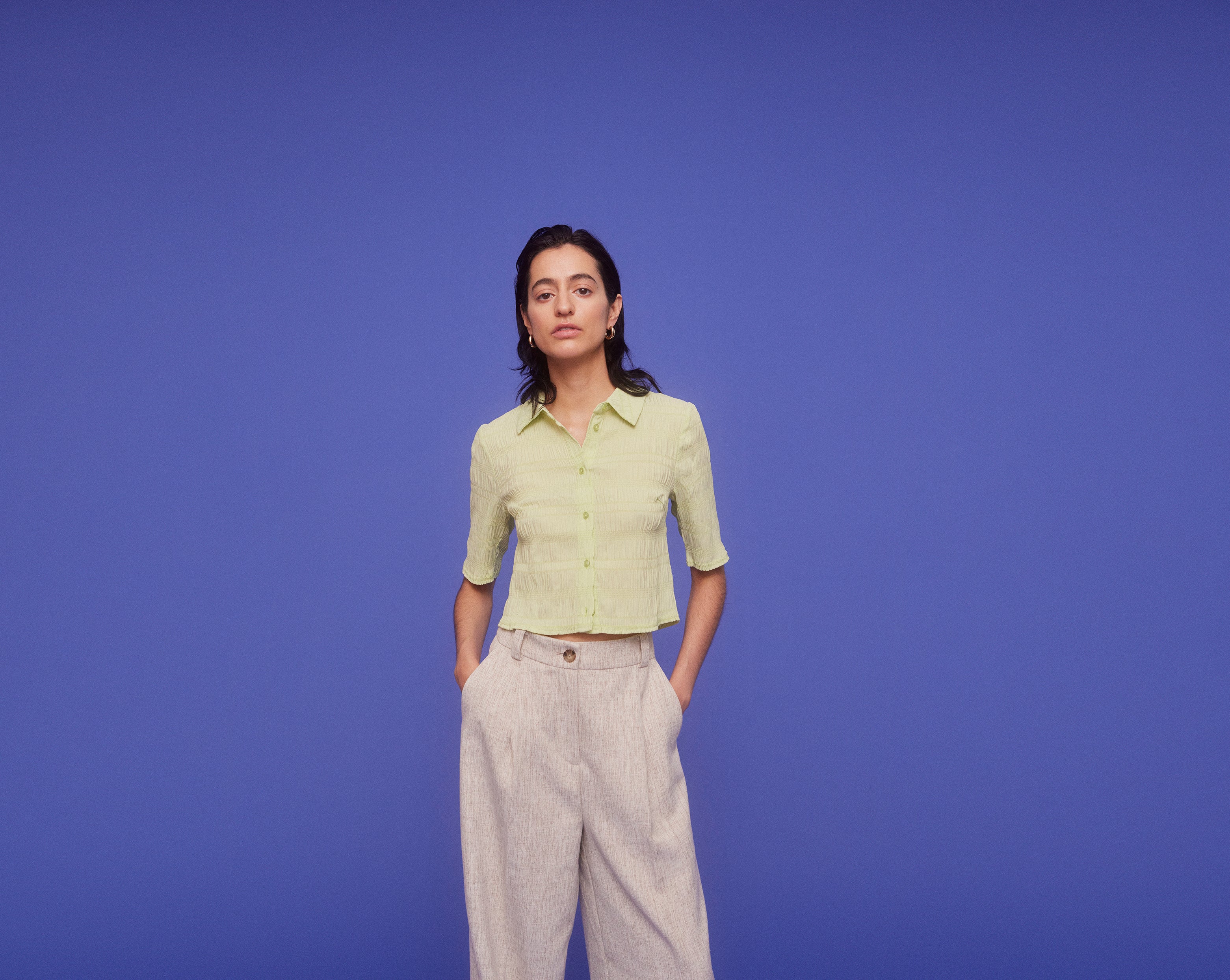 Cropped shirt in a structured woven quality with a regular fit. HamsonMD shirt has a collar, button closure in front, and short sleeves. The model is 175 cm and wears a size S/36.